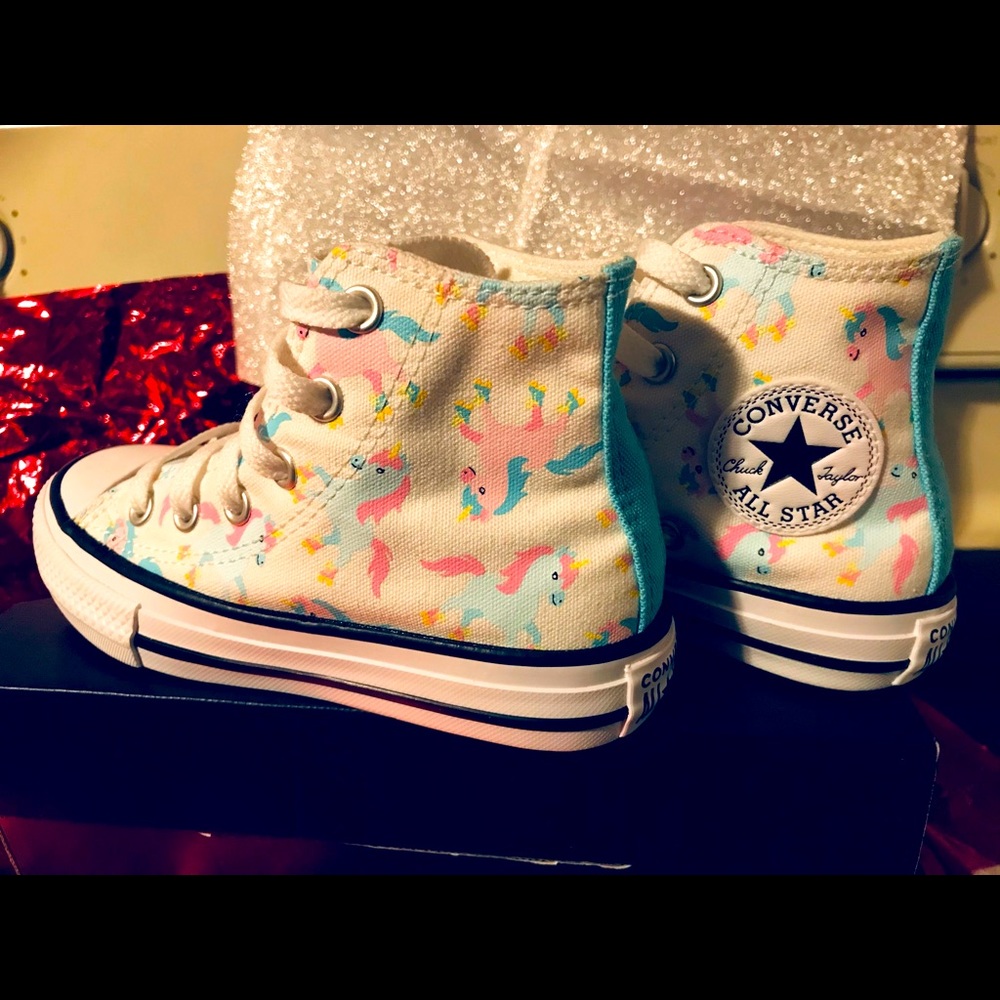 Little girls converse